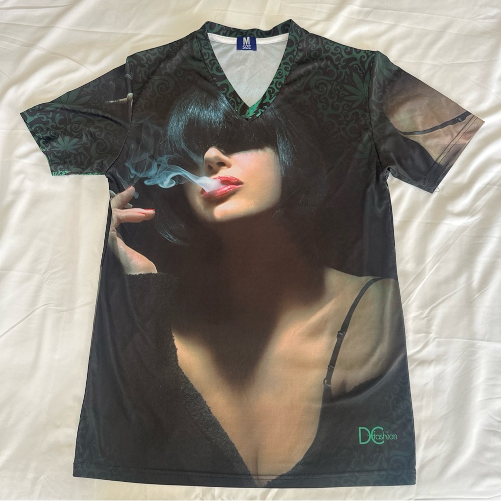 DC Fashion Men's Model All Over Print Double Sided T Shirt V Neck Size Medium